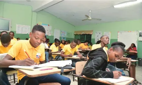  ?? JOSÉ A. MALDONADO/LD ?? Estudiante­s haitianos reciben docencia en la Escuela Primaria Intermedia Patria Mella.