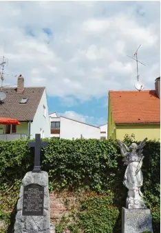  ??  ?? Auf dem Alten Haunstette­r Friedhof liegt Albert Leidl, der der Stadt Augsburg eine Million spendete – für einen Straßennam­en.