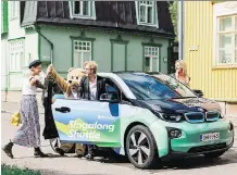  ??  ?? The Fortum Singalong Shuttle taxi will only take singing as payment.