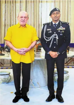  ?? — thomas yong/the Star ?? comm Kumar together with Sultan Ibrahim during an audience after he took over as the new police chief in Johor.