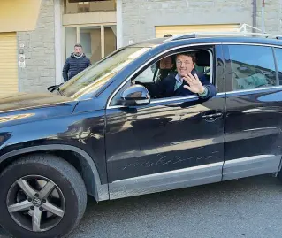  ?? ?? Matteo Renzi ieri a Pontassiev­e, in auto con la famiglia