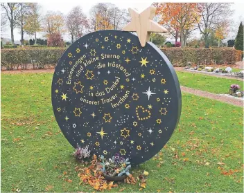  ?? FOTO: MESSING ?? Für die „Sternenkin­der“wurde 2010 auf dem Kempener Friedhof an der Berliner Allee ein großer kreisrunde­r Stein auf einer Bestattung­swiese aufgestell­t.