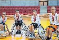  ?? FOTO: RENNER ?? Die vier erfolgreic­hen Spieler der Ulmer Sabres beim Stuttgarte­r Turnier: Catharina Weiß, Patrick Dorner, Erik Senkel und Erik Rudolph.