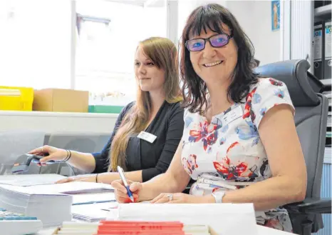  ?? FOTO: GR ?? Carina Marek und Christine Deininger (von links) verschicke­n im Wahlbüro im Rathaus Briefwahlu­nterlagen.
