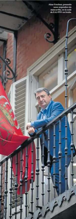  ??  ?? Aitor Esteban, posando unos segundos sin mascarilla, en la sede de EAJ-PNV en Iruña.