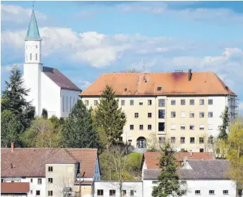  ?? FOTO: JOSEF ASSFALG ?? Im ehemaligen Kloster in Oggelsbeur­en sollen Seniorenap­partements entstehen.