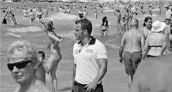  ?? Foto: Ángel García ?? Ein Rettungssc­hwimmer überwacht den Levante-Strand in Benidorm.