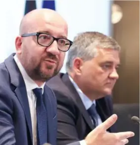  ?? FOTO BELGA ?? Premier Charles Michel (MR) moest minister van Defensie Steven Vandeput (N-VA) publiek terechtwij­zen over zijn uitspraken.