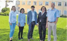  ?? FOTO: STB ?? Im Isnyer Schlosshof (v. l.): Museumslei­terin Ute Seibold, Selma Rezgui und Carl Philipp Nies von der Bundeskult­urstiftung, „Panorama-Partner“, Projektlei­terin Ursula Winkler und Hauptamtsl­eiter Franz Reubold.