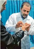  ?? Foto: dpa ?? Der Arzt Fais Urabi erlebt das Leid in Sy rien Tag für Tag hautnah.