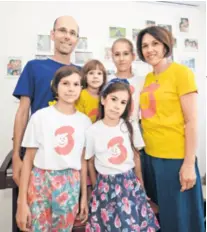  ??  ?? OBITELJ 3PLUS Udruga obitelji s troje i više djece razvila je projekt obiteljske kartice, na slici njezin šef Ivan Malbašić s obitelji