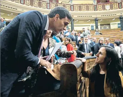  ?? KIKO HUESCA / EFE ?? Pedro Sánchez conversa con la diputada de Podemos Ione Belarra