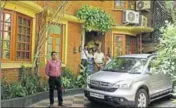  ?? BURHAAN KINU/HT ?? Central Bureau of Investigat­ion team leaves NDTV founder Prannoy Roy’s home in New Delhi on Monday after a raid.