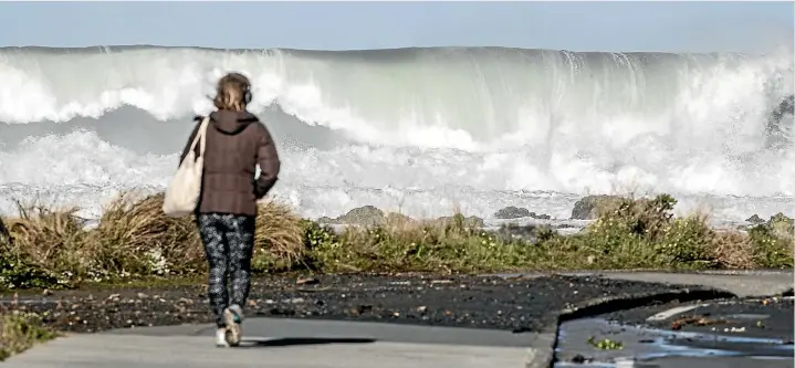  ?? KEVIN STENT/STUFF ?? Above, and below left: Huge waves at high tide have caused damage and left a lot of debris on the Esplanade between Island and Owhiro ¯ bays, Wellington.