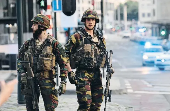  ?? GEERT VANDEN WIJNGAERT / AP ?? Dos militares belgas montan guardia en los alrededore­s de la Estación Central de Bruselas