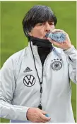  ??  ?? Durstig nach weiteren Erfolgen: Bundestrai­ner Joachim Löw.