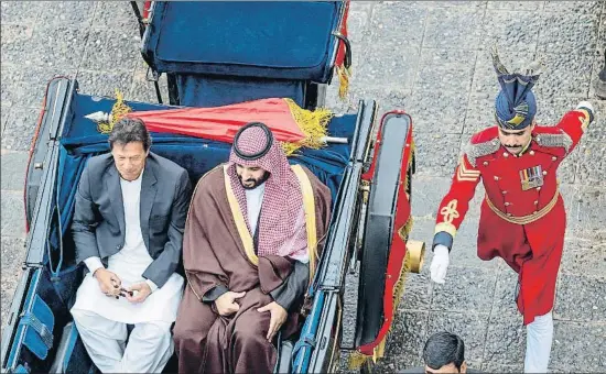  ?? BANDAR AL-JALOUD / AFP ?? Carroza de intereses.El primer ministro pakistaní, Imran Jan, y el príncipe saudí Mohamed bin Salman, ayer en la ceremonia de bienvenida en Islamabad