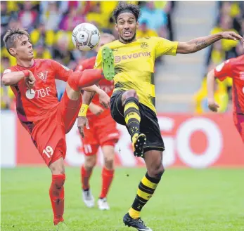  ?? FOTO: IMAGO ?? Am 12. August 2017 hatte Moritz Strauß ( links) wohl das Spiel seines Lebens – es ging im DFB- Pokal gegen Borussia Dortmund ( Pierre- Emerick Aubameyang). Zur neuen Saison wechselt Strauß vom FC Rielasinge­n- Arlen zum FV Ravensburg.