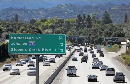  ?? Paul Chinn / The Chronicle ?? Traffic on southbound Highway 85 approaches Interstate 280 in Sunnyvale last month. A study of improvemen­ts has stalled.
