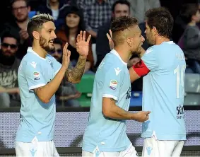  ??  ?? Esultanza Luis Alberto, a sinistra, festeggiat­o dai compagni dopo il gol vittoria ieri a Udine: per il 25enne è il 9° centro in stagione (Getty Images)