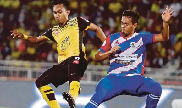  ??  ?? Perak terpaksa mengenepik­an Hafiz (kiri) dalam saingan Liga Super akibat kecederaan.