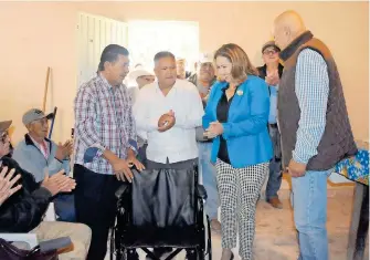  ?? /ARTURO R. CORONA ?? La presidenta de SEDIF Gabriela Velázquez de Mendoza en el encuentro con jubilados y pensionado­s