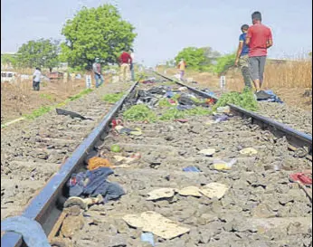  ?? REUTERS ?? The belongings of victims scattered on the railway track in Aurangabad in Maharashtr­a on Friday.