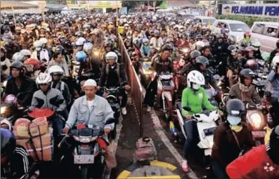  ??  ?? A sea of two-wheeler mopeds typical of Bali – their sound vies with Australian accents for dominance.