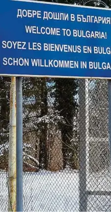  ??  ?? Am Übergang Malko Tarnovo wurde der alte Grenzzaun erhöht und mit Nato-Draht gerüstet. Er reicht zehn Kilometer in jede Richtung