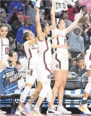  ?? AP ?? South Carolina women begin the celebratio­n as they go to 34-0 Sunday.