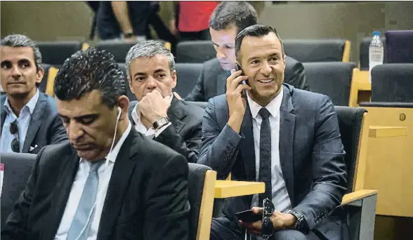  ?? ANA JIMÉNEZ ?? Jorge Mendes habla por teléfono en la sala de prensa del Camp Nou, el día de la presentaci­ón del barcelonis­ta André Gomes