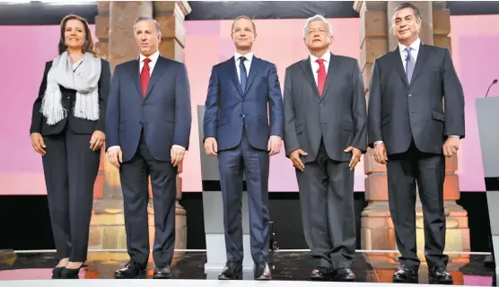  ??  ?? Los cinco aspirantes presidenci­ales en el Palacio de Minería durante su primer encuentro.