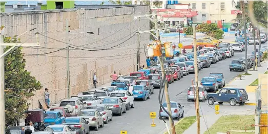  ?? ?? Sin combustibl­e. Largas colas de autos, en La Habana, para cargar nafta. La crisis se ahonda, ya sin la ayuda de la Venezuela chavista.