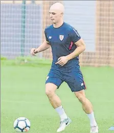  ?? FOTOS: JUAN ECHEVERRÍA ?? Yeray Álvarez acudió ayer por la mañana a Lezama y se puso a las órdenes de Xabi Clemente. Realizó carrera continua y se animó a trabajar con balón. El central rojiblanco tuvo en todo momento una enorme sonrisa y demostró que su recuperaci­ón va por...