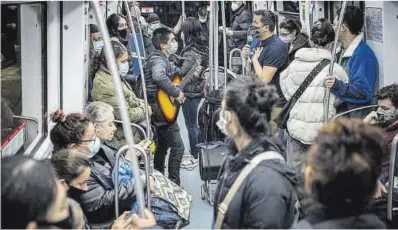  ?? Manu Mitru ?? Un home canta en un vagó del metro de Barcelona, ahir durant un trajecte de la línia 5.