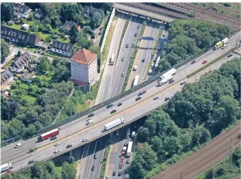  ?? FOTO: MATTHIAS BALK/DPA ?? Die A 40 verläuft im Kreuz Kaiserberg ganz unten. Wer hier künftig mit seinem alten Diesel in Richtung Essen unterwegs ist, könnte gezwungen sein, von der Autobahn abzufahren.