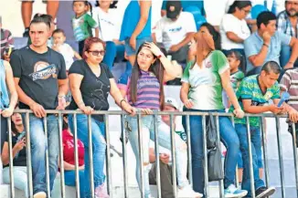  ??  ?? Buen marco de público en el estadio El Sombrero, en la finalísima.