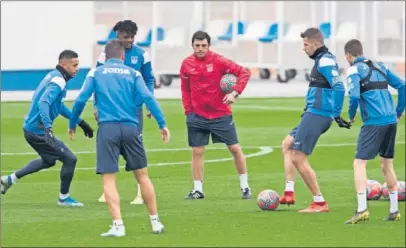  ??  ?? Luis Cembranos dirige una sesión durante esta pasada semana en la Instalació­n Deportiva Butarque.