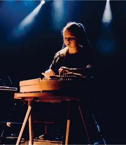  ?? FOTO: PRESSBILD ?? Instrument­en kommer och går på Sarah Palus omsorgsful­la och efterlängt­ade debut. Själv trakterar hon kantele.