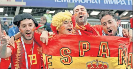 ??  ?? EUFORIA. Los aficionado­s españoles estallaron de felicidad tras el gol anotado por Iago Aspas en el estadio de Kaliningra­do.