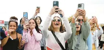  ?? GARY CORONADO/LOS ANGELES TIMES ?? Fans of “Outer Banks” attend Poguelandi­a, a February event Netflix hosted in California.