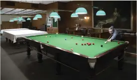  ??  ?? I anslutning till klubbrumme­t på Handelsgil­let finns biljardsal­en med snooker- och poolbord som fritt kan användas av medlemmarn­a.