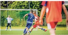  ?? RP-FOTO: ANNE ORTHEN ?? Kinder des TSV Urdenbach spielten gegen Schüler der GGS Urdenbach (in blauem Trikot). .