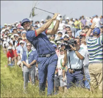 ?? DAVID J. PHILLIP / ASSOCIATED PRESS ?? Dustin Johnson hits out of the fescue at the 17th hole as he scrambles to a two-putt bogey during a round of 3 over, leaving him 10 back.