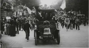  ??  ?? Los héroes de Francia. El episodio de los taxis de la batalla del Marne, en 1914 —más de mil, en gran parte del Tipo AG— llevó la popularida­d de la marca a las cuotas más altas del patriotism­o.