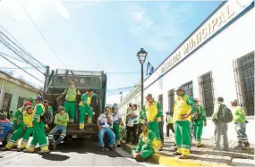  ??  ?? Denuncia. Los miembros de SITRAMSAT denunciaro­n que el FMLN ha presionado al MINTRAB para que reconozca a una directiva que no eligieron.