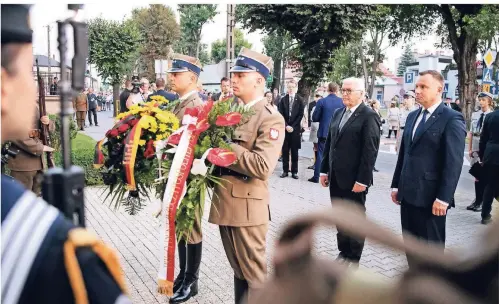  ?? FOTO: DPA ?? Frank-Walter Steinmeier und der polnische Präsident Andrzej Duda (r.) beim Gedenken zum 80. Jahrestag des Beginns des Zweiten Weltkriegs in Wielun.