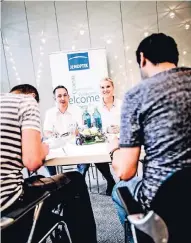  ??  ?? Manuel Vizza und Annika Pieck sprachen am Stand des Technologi­ekonzerns Jenoptik mit Bewerbern.