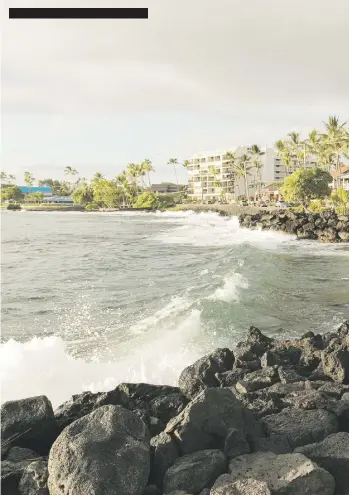  ??  ?? Vista de la costa desde Ali’i Drive, en Kailua-Kona.