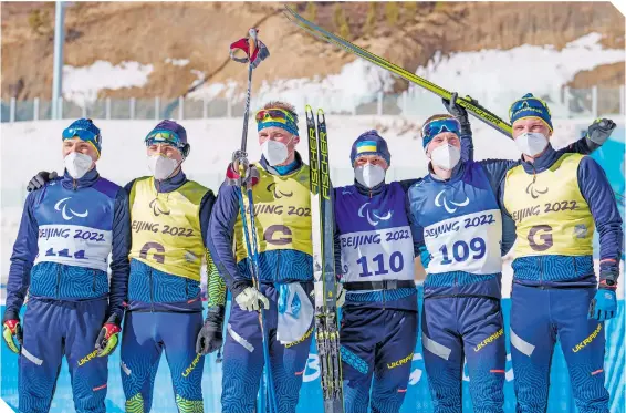  ?? FOTOS: AFP ?? Los ucranianos Oleksandr Kasik, Vitalii Lukianenko y Dmytro Suiarko, tras la prueba de biatlón.